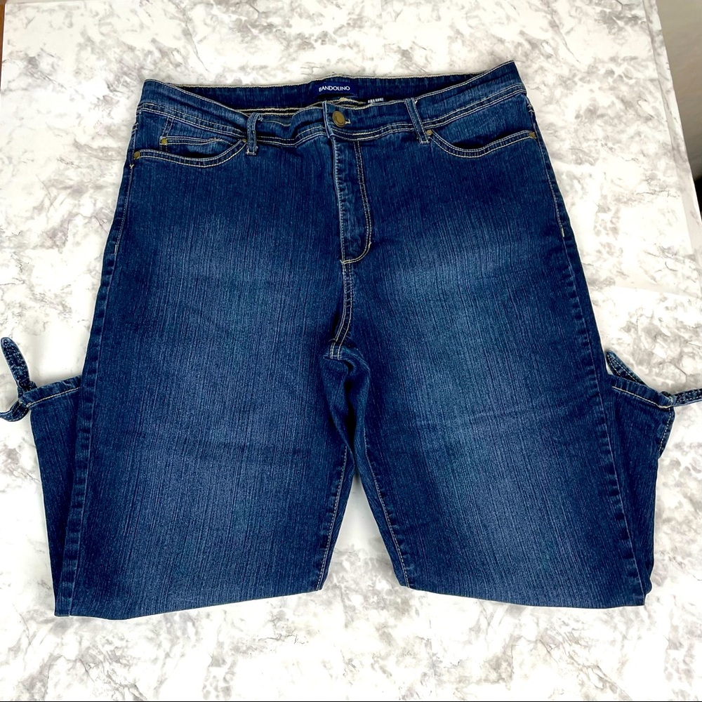 Super cute women’s Bandolino size 16 capri jeans… Amy capri’s. Tie knot on leg.